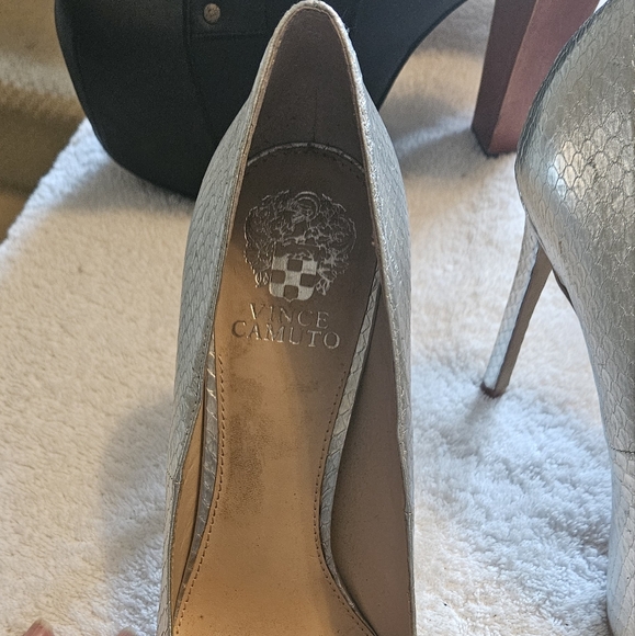 Vince Camuto metallic silver 4 inch heel - Picture 16 of 16